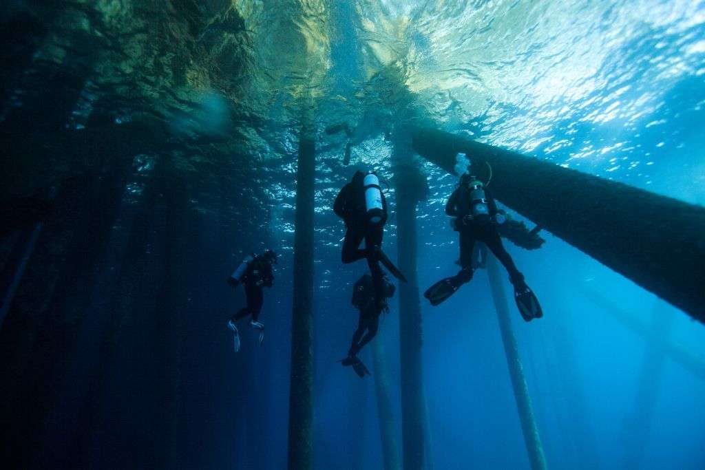 Equipo de buceadores en una misión de Buceo Técnico