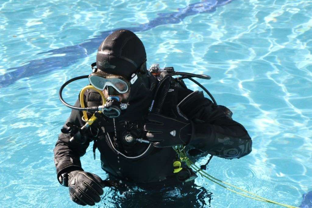 Material y configuración para buceo en aguas frías